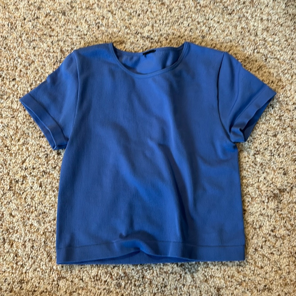 blue cropped tee